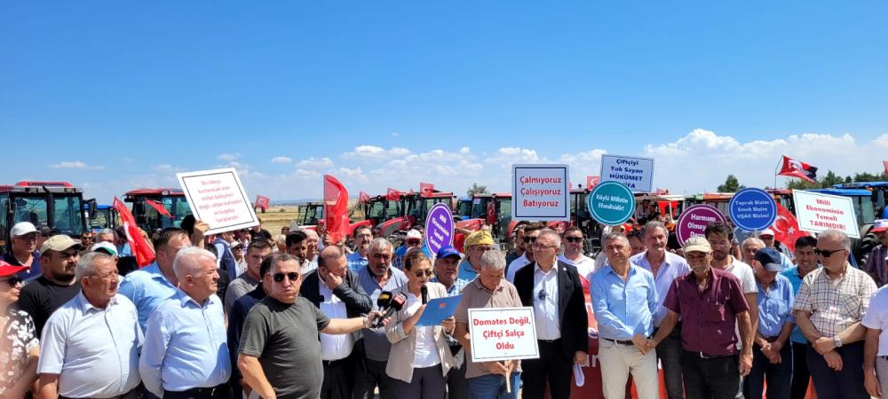 UŞAK'TA ÇİFTÇİLER MAZOT ZAMLARINA KARŞI TRAKTÖRLERLE EYLEM YAPTI