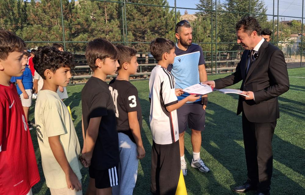 Beypazarı Belediyesi Yaz Futbol Kursu'nda Sertifika Töreni Düzenlendi: Genç Sporculara Ödüller Verildi