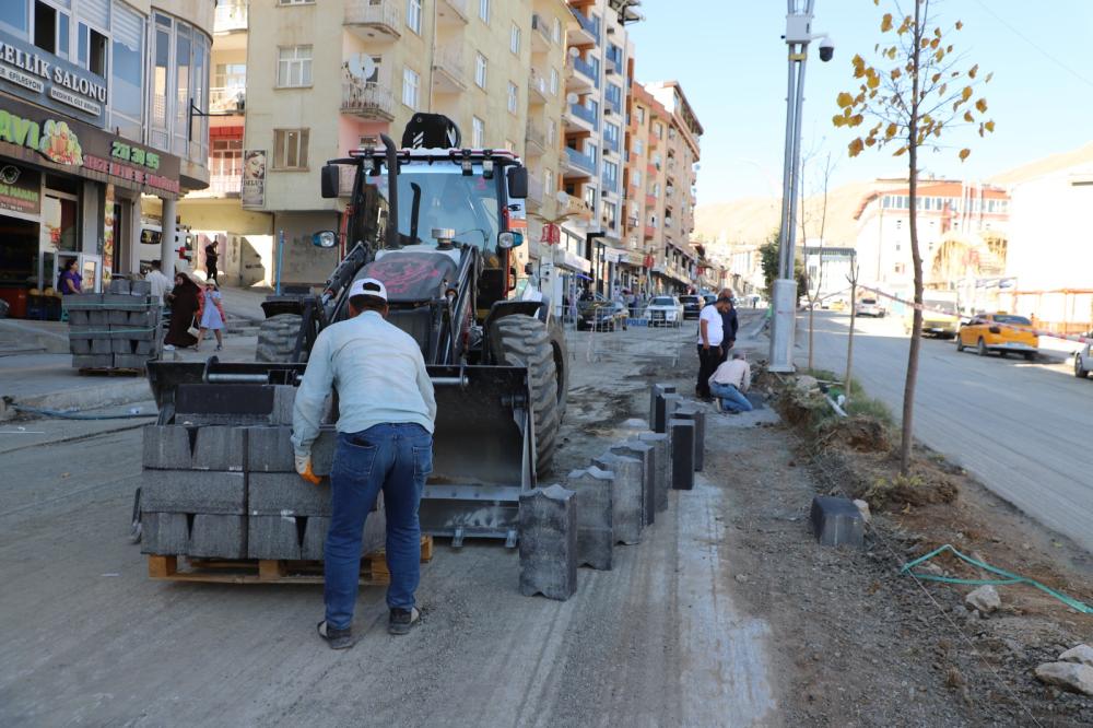 HAKKARİ BELEDİYESİ, ÇEVRE YOLUNDA ORTA REFÜJ ÇALIŞMALARINA DEVAM EDİYOR