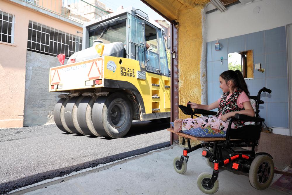 Cam Kemik Hastası Küçük Kızın Asfalt Yol Talebine Başkan Yalçın’dan Hızlı Cevap