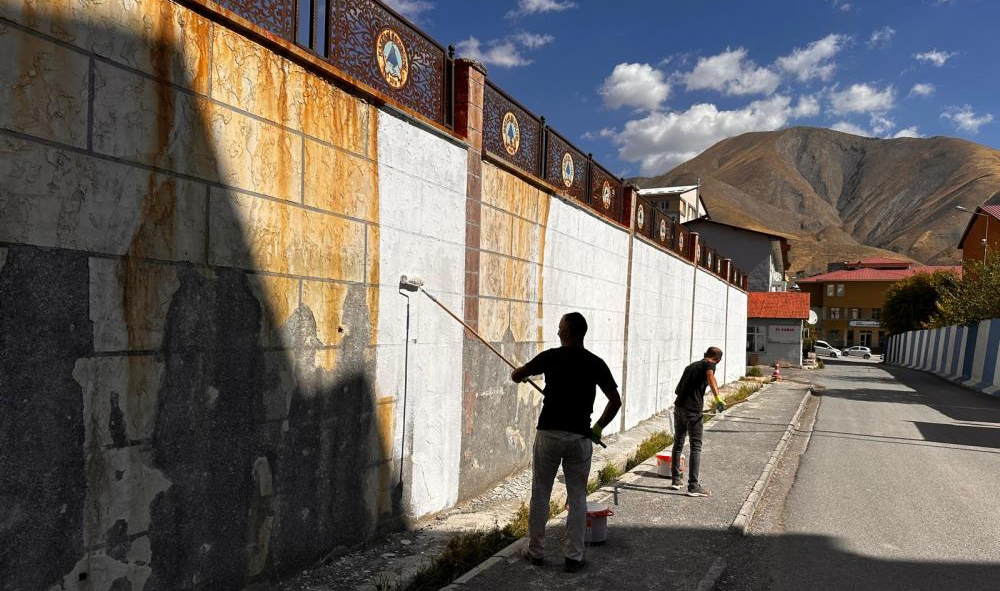 Hakkari’de Kamelya ve Banklar Yenileniyor: Parklar Vatandaşları Bekliyor