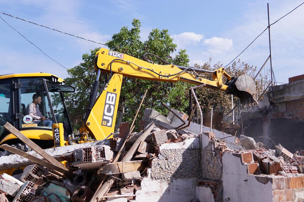 Kent Estetiği İçin Kemalpaşa’da Metruk Yapılar Temizleniyor