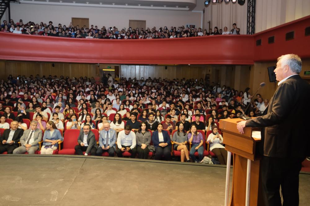 ZEYDAN KARALAR: “GENÇLER, ÜLKENİZİ SEVİN VE YURT DIŞINA GİTMEYİN”