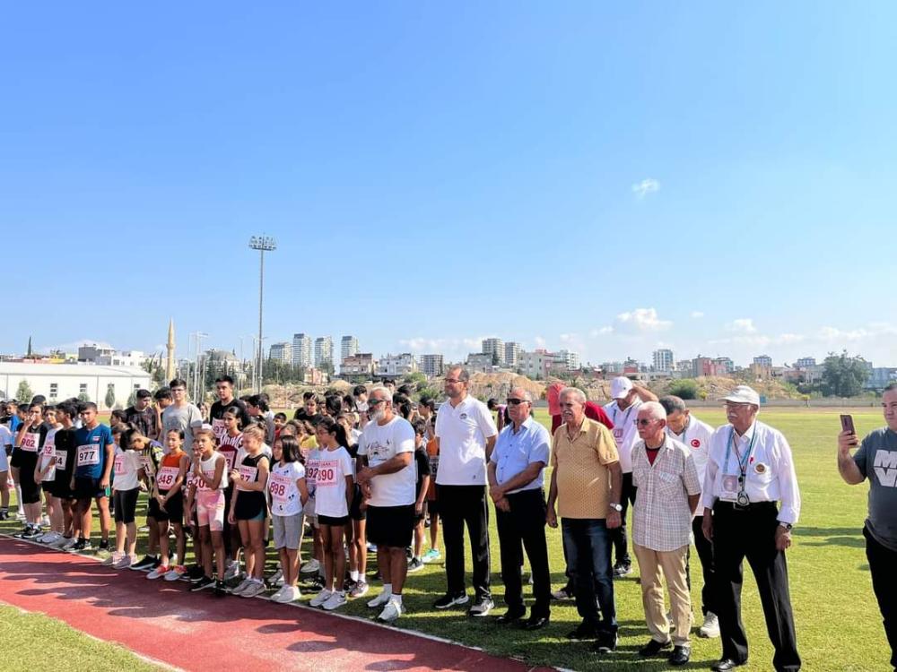 HASAN TEKİN ANISINA DÜZENLENEN ATLETİZM YARIŞMALARINDA GENÇ SPORCULAR KIYASIYA YARIŞTI