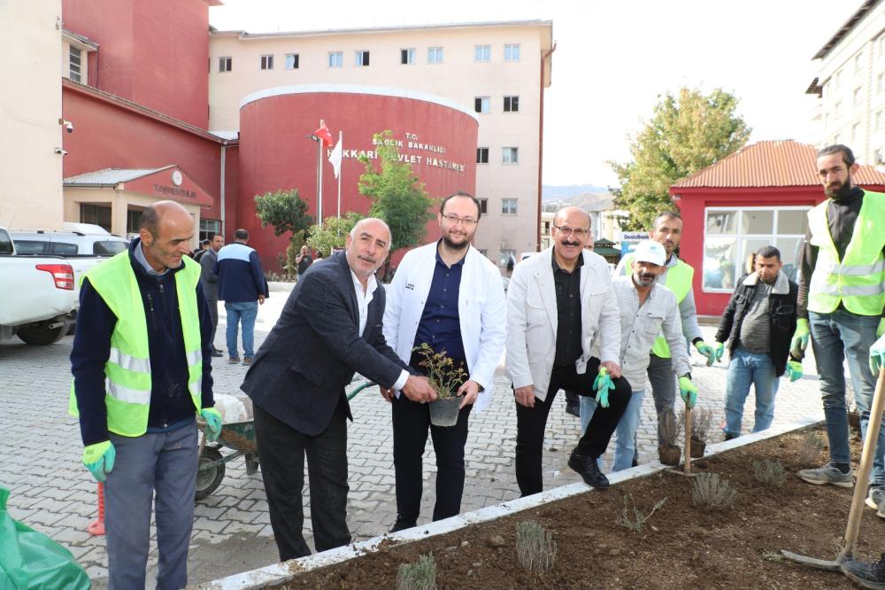 HAKKARİ DEVLET HASTANESİ BAHÇESİ AĞAÇ VE ÇİÇEKLERLE YEŞİLLENDİRİLDİ