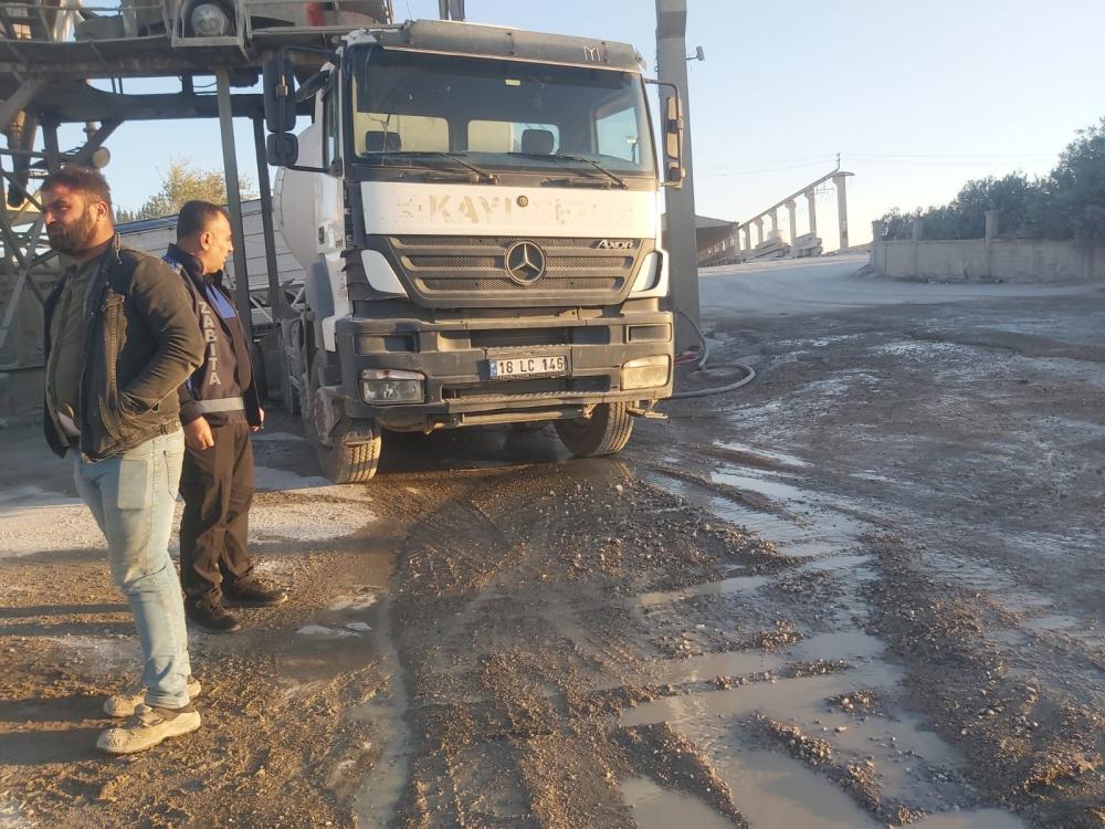 ADIYAMAN’DA ÇEVREYİ KİRLETEN SÜRÜCÜYE ZABITA MÜDAHALESİ