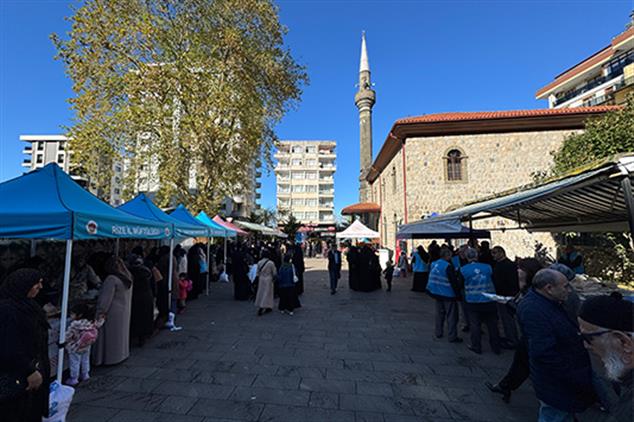 RİZE MERKEZ CAMİİ BAHÇESİNDE HAYIR ÇARŞISINA YOĞUN İLGİ