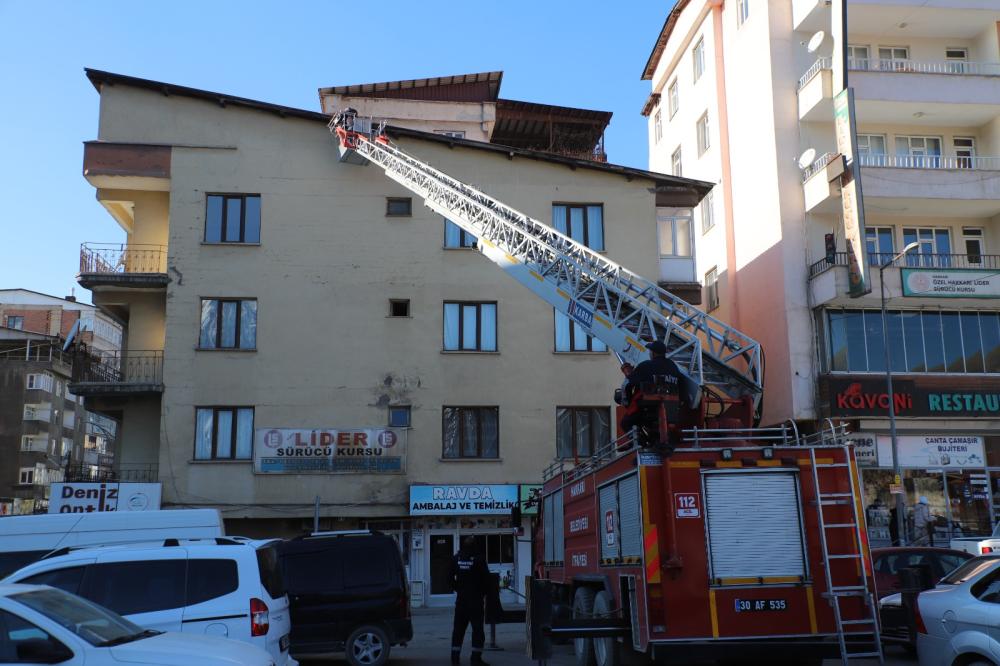 HAKKARİ’DE BELEDİYE, 2,5 METRELİK BUZ SARKITLARINA KARŞI HAREKETE GEÇTİ