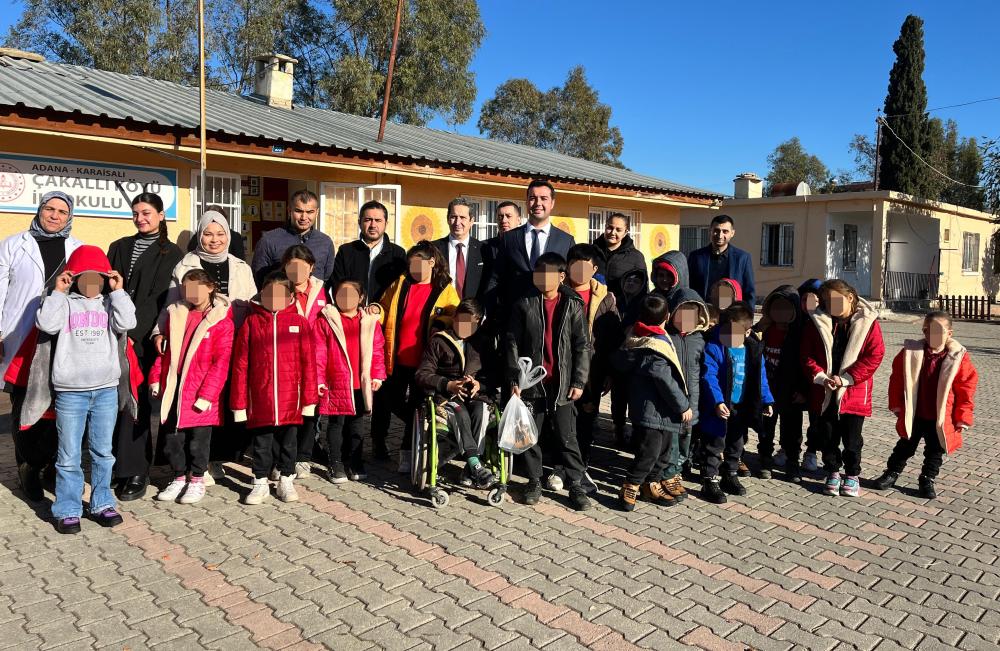 Adana’da Birlik Vakfı ve Genç Birlik’ten Çocuklara Bot ve Mont Desteği