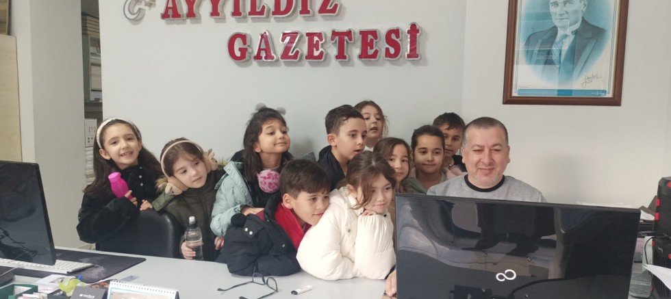 Gelibolu’da İlkokul Öğrencileri Gazete Yayınını Yerinde Gözlemledi