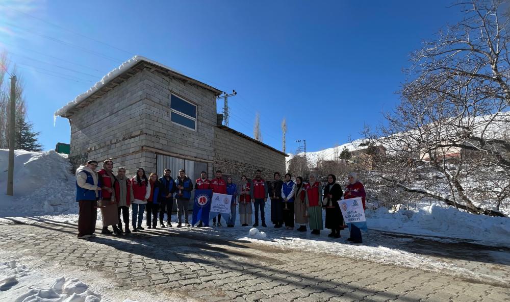 Hakkari’de Gönüllülerden Sokak Hayvanlarına Destek: Kuşlar İçin Yemlikler, Kediler ve Köpekler İçin Mamalar