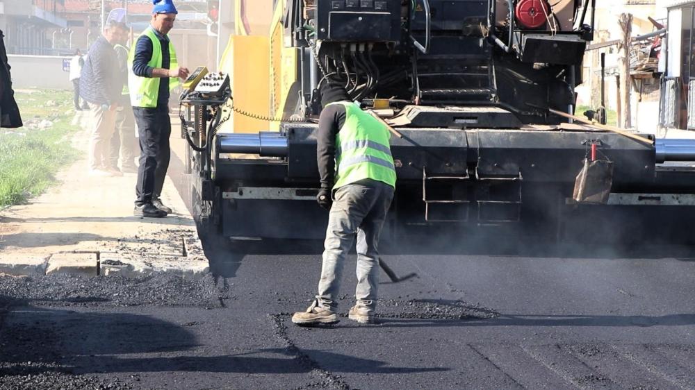 İZMİR BÜYÜKŞEHİR BELEDİYESİ’NİN ASFALT SEFERBERLİĞİ BAŞLADI: HEDEF 1 MİLYON TON