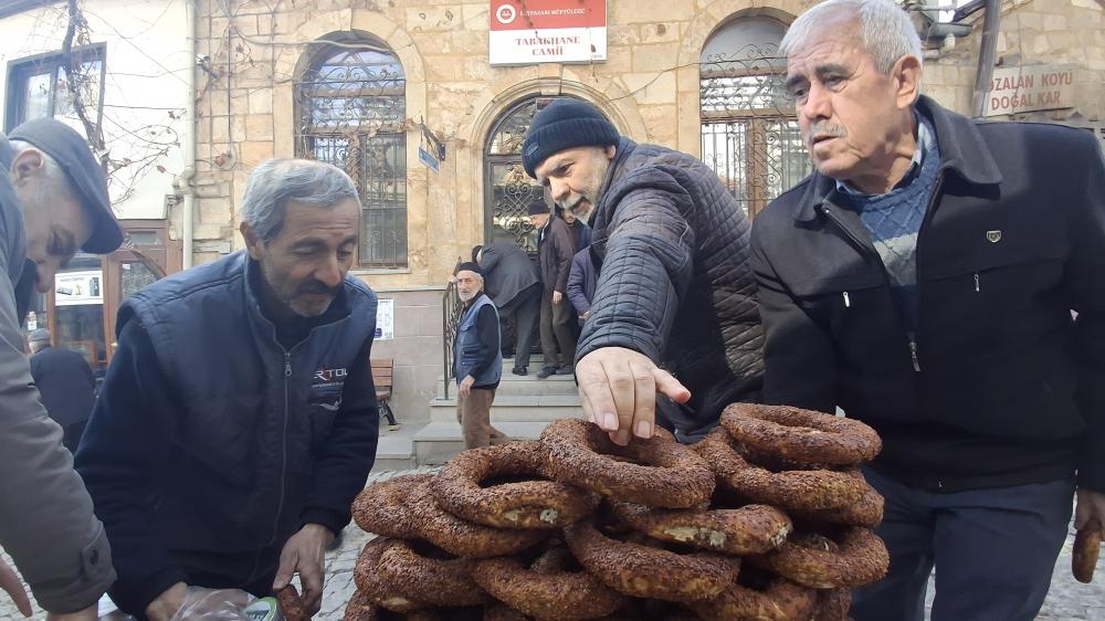 Boyalı Mahallesi Muhtarı, Merhumlar İçin Hayır Simidi Dağıttı