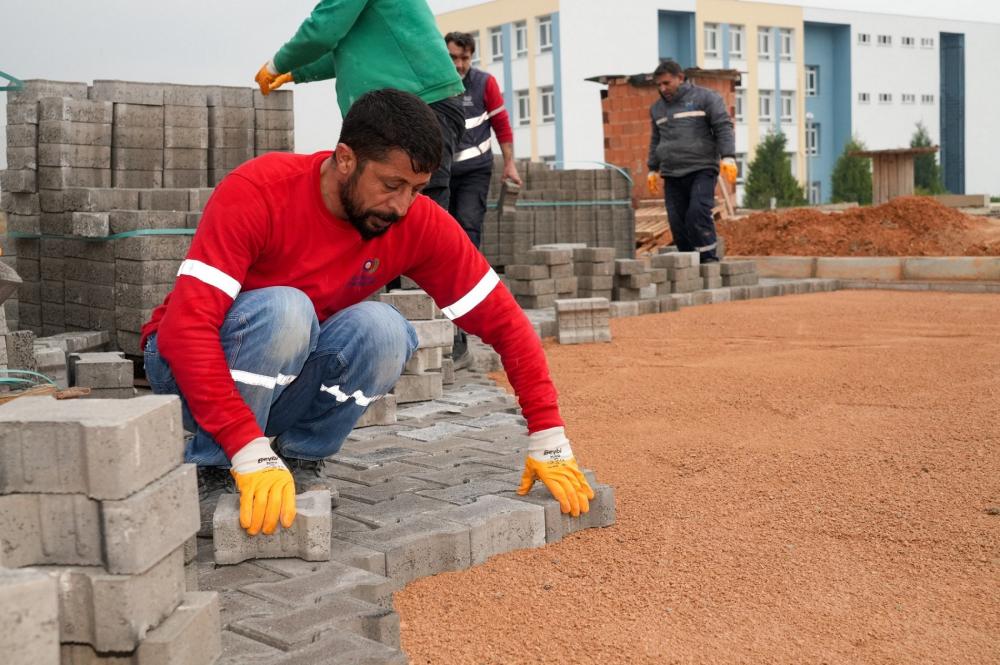 GAZİEMİR’İN YOLLARI YENİLENİYOR: BELEDİYE ÇALIŞMALARINA HIZ VERDİ