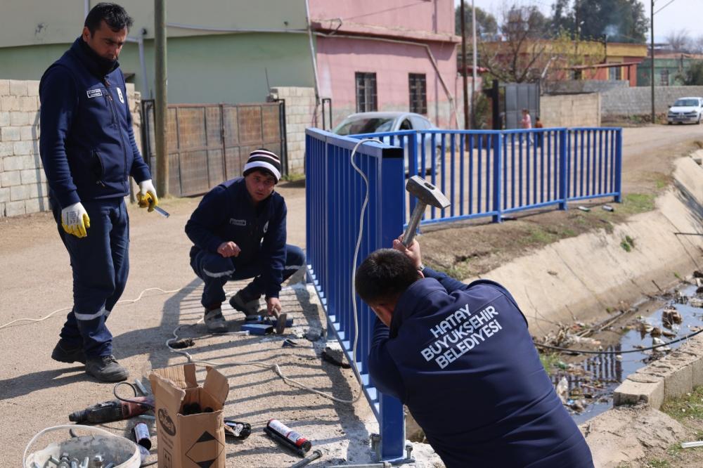 HBB, TRAFİK GÜVENLİĞİ İÇİN RİSKLİ NOKTALARA KORUMA BARİYERLERİ MONTE EDİYOR
