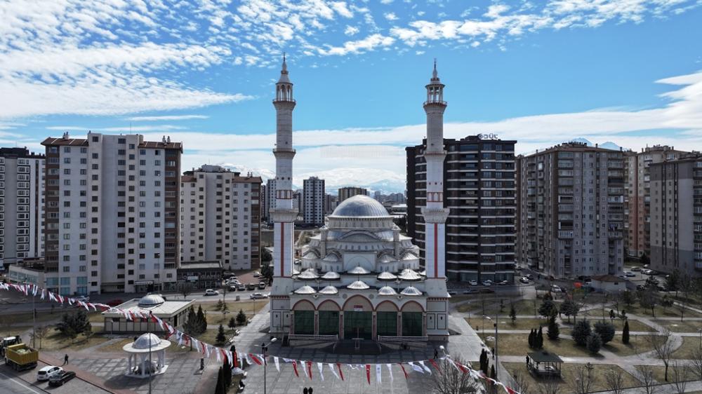 Kocasinan Belediyesi’nden Örnek Hizmet: Camiler Gül Suyuyla Temizleniyor