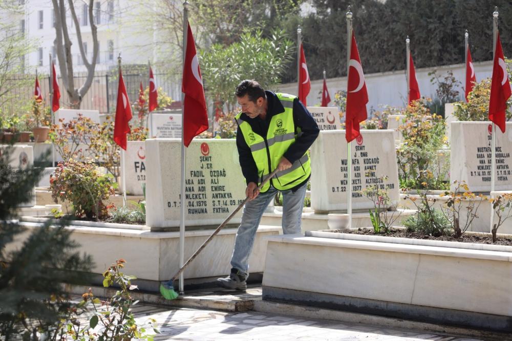 HBB’DEN 18 MART ÖNCESİ MEZARLIKLARDA BAKIM VE TEMİZLİK ÇALIŞMASI