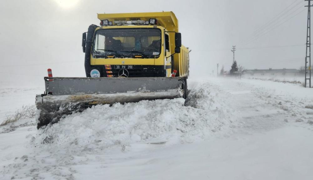 KAYSERİ’DE KARLA MÜCADELE: 260 MAHALLE YOLU ULAŞIMA AÇILDI