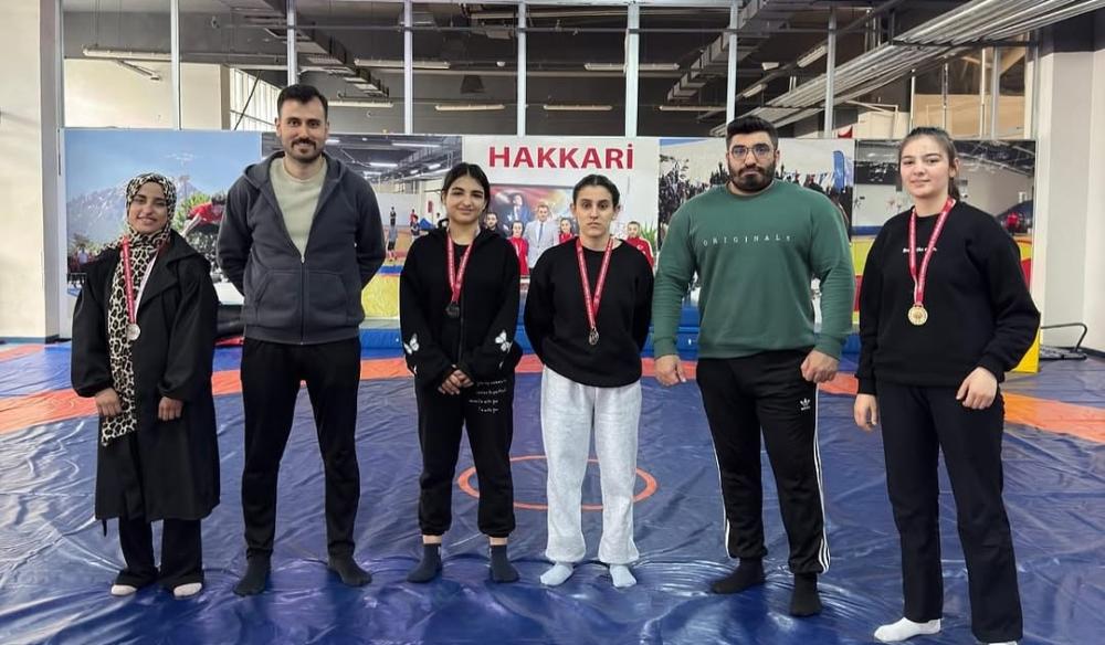 ÇUKURCALI GÜREŞÇİLER HAKKARİ İL SEÇMELERİNDE BÜYÜK BAŞARI ELDE ETTİ