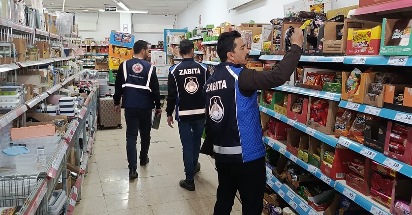 ÇUKURCA’DA MARKETLERDE FAHİŞ FİYAT VE SON KULLANMA TARİHİ DENETİMİ