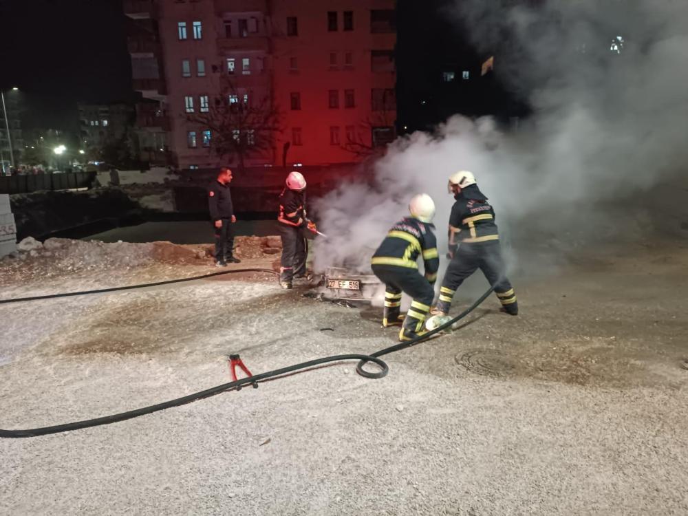HALİLİYE’DE ARAÇ YANGINI: İTFAİYE EKİPLERİ HIZLA MÜDAHALE ETTİ