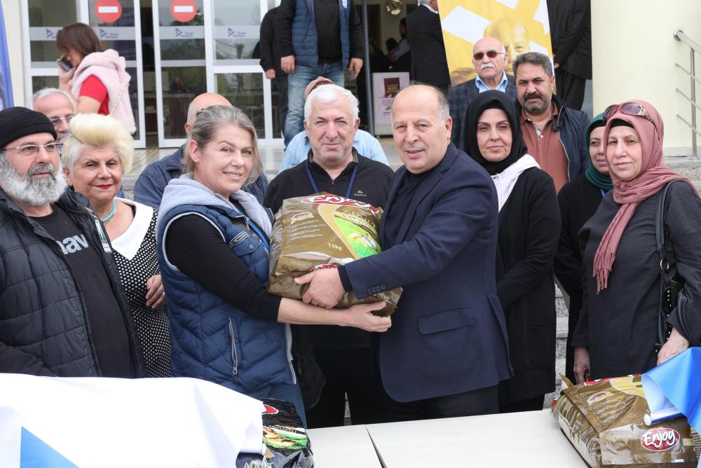 YÜREĞİR BELEDİYESİ’NDEN SOKAK HAYVANLARINA 10 TON MAMA ÜRETİMİ