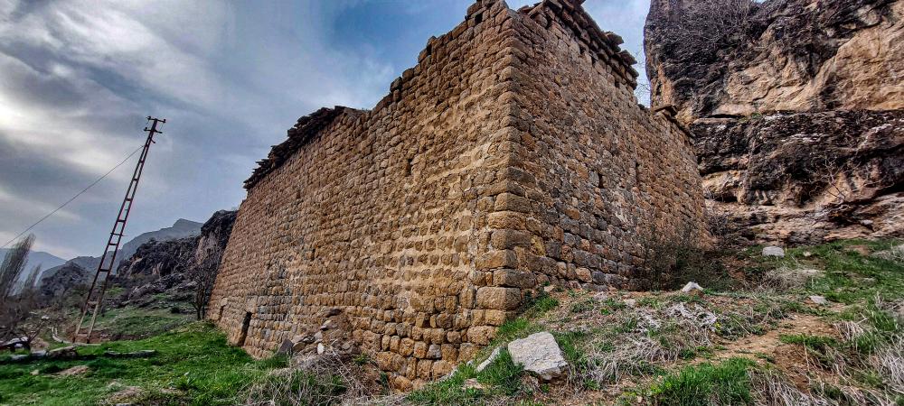 ÇUKURCA’DAKİ TARİHİ BEY KİLİSESİ BAHAR AYLARINDA GÖZ KAMAŞTIRIYOR