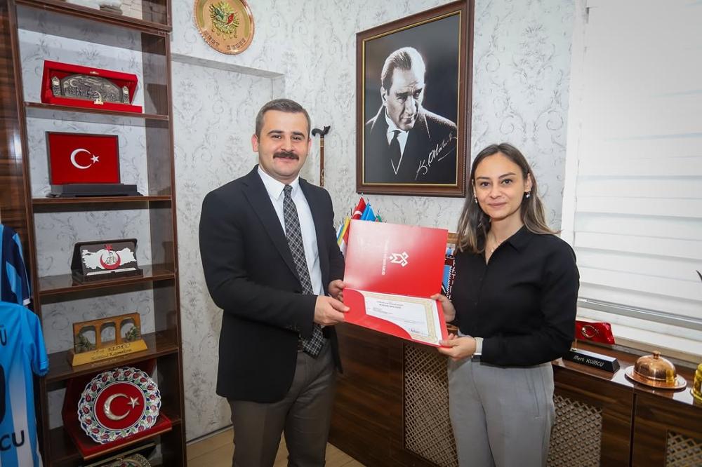 ÇUKURCA KAYMAKAMI KUMCU’DAN SAĞLIK ÇALIŞANLARINA BAŞARI BELGESİ