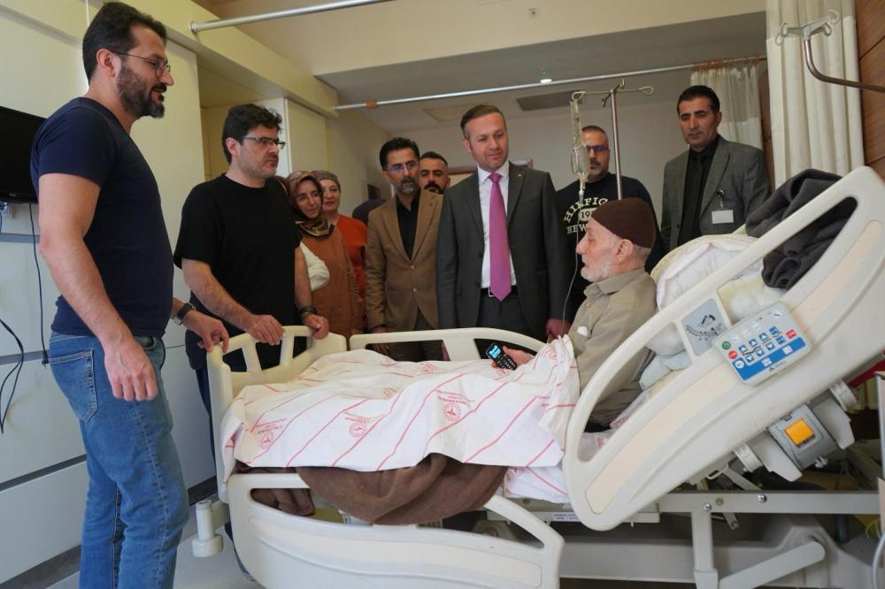BAŞHEKİM TURGUT, DEPREM SONRASI İLK KORNEA NAKLİ YAPILAN HASTALARI ZİYARET ETTİ