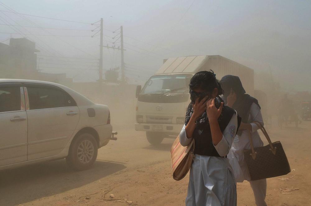 KİRLİ HAVA SAĞLIĞIMIZI TEHDİT EDİYOR