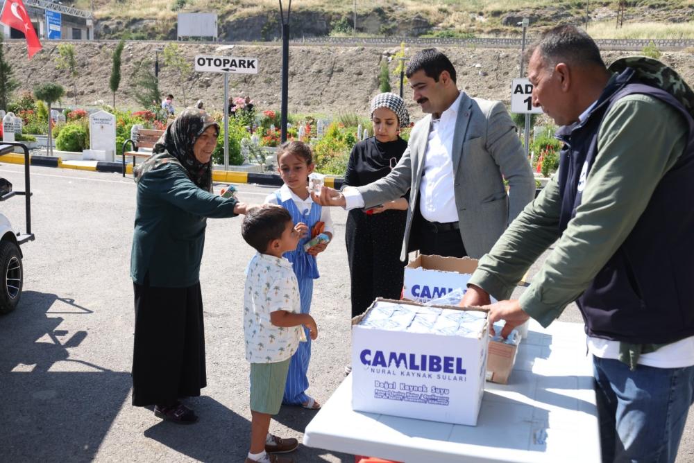 HBB, MEZARLIKLARDA BAYRAM BOYUNCA VATANDAŞIN YANINDA