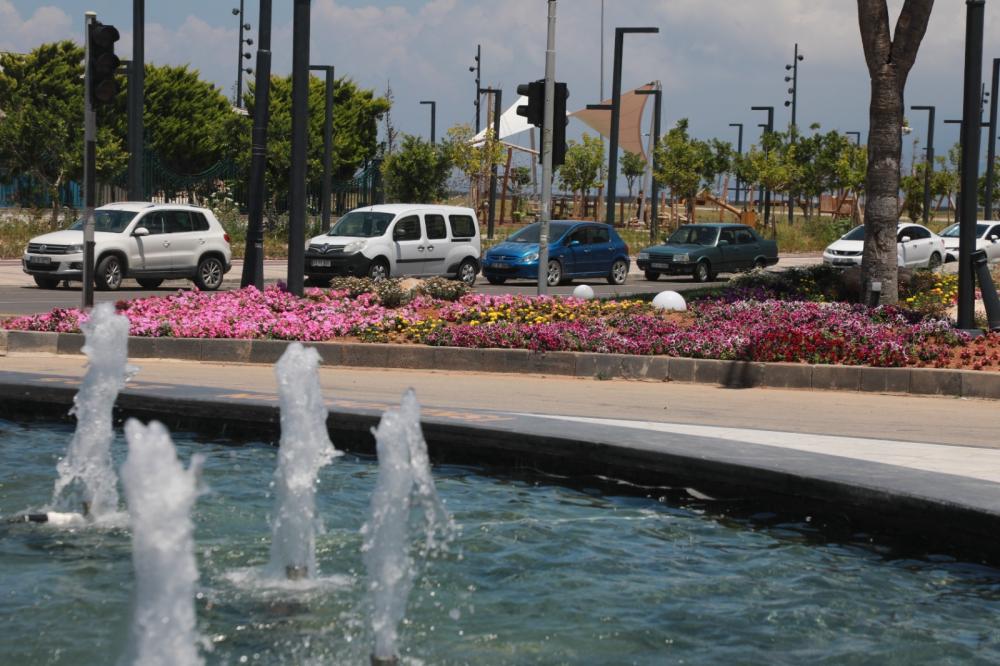 İSKENDERUN SAHİLİ RENKLİ ÇİÇEKLERLE SÜSLENDİ