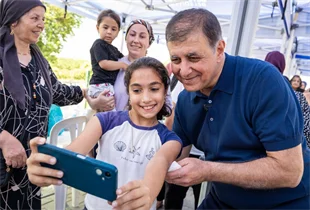 TOPRAKLA BULUŞAN KADINLAR, HASAT SEVİNCİNİ BAŞKAN TUGAY’LA YAŞADI