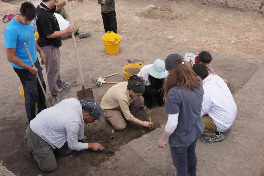 GENÇ GÖNÜLLÜLER KÜLLÜOBA ARKEOLOJİ KAMPI'NDA TARİHLE BULUŞTU