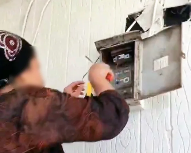 KAÇAK ELEKTRİK CANINDAN EDİYORDU
