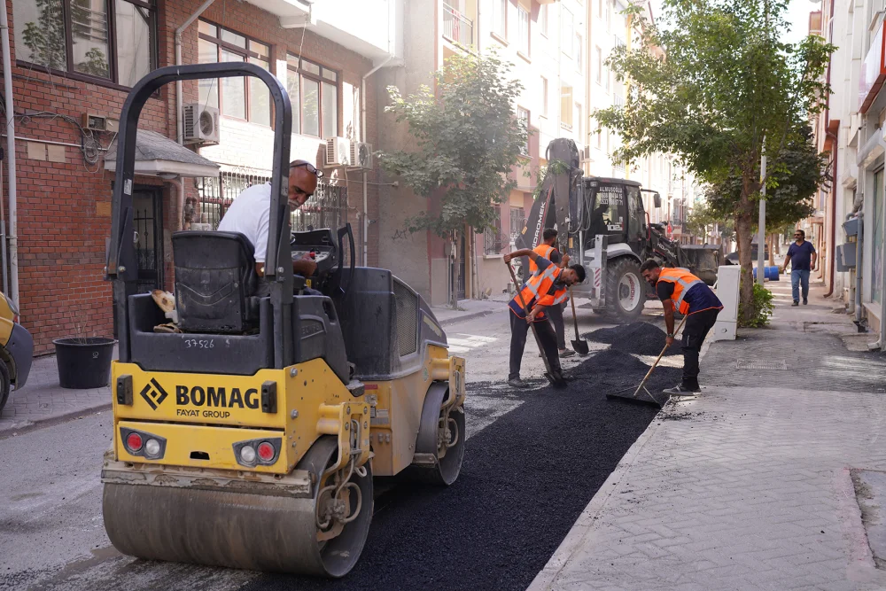 TEPEBAŞI’NDA YOL VE KALDIRIM ÇALIŞMALARI ARALIKSIZ SÜRÜYOR