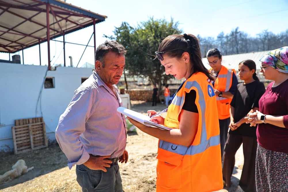 ANTALYA BÜYÜKŞEHİR BELEDİYESİ YANGINZEDELERİN YANINDA