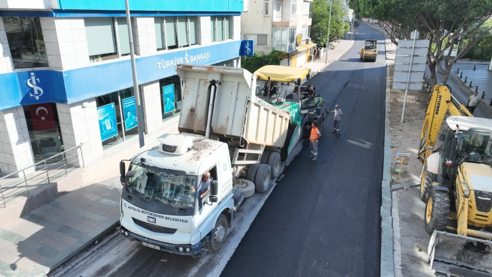 BÜYÜKŞEHİRİN KENT MERKEZİNDE ASFALT SEFERBERLİĞİ SÜRÜYOR