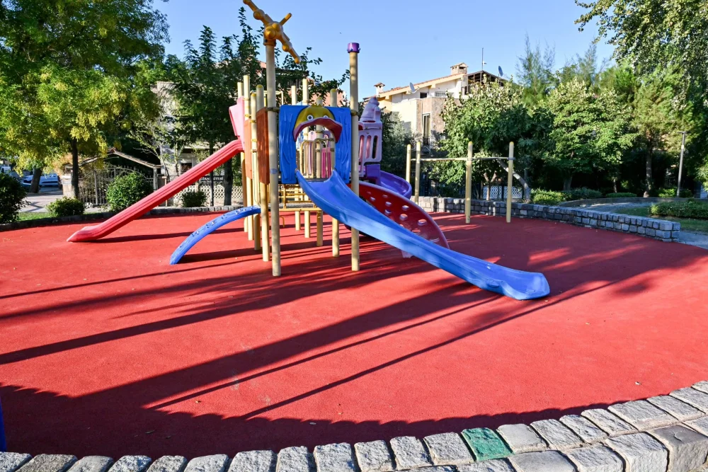 BÜYÜKŞEHİR’DEN PARK VE OYUN ALANLARINA GÜVENLİ ZEMİN