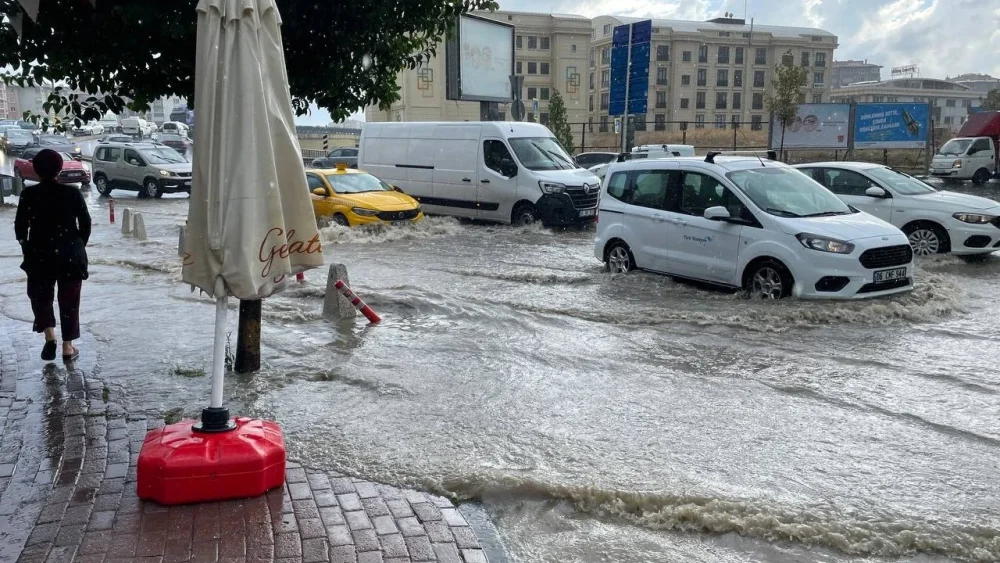İSTANBUL’DA SAĞANAK YAĞIŞ HAYATI OLUMSUZ ETKİLEDİ