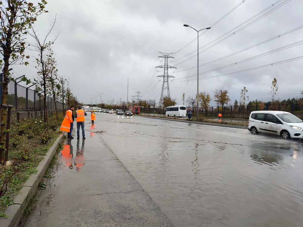 İSTANBUL’DA SAĞANAK YAĞIŞ YOLLARI GÖLE ÇEVİRDİ: ARAÇLAR MAHSUR KALDI