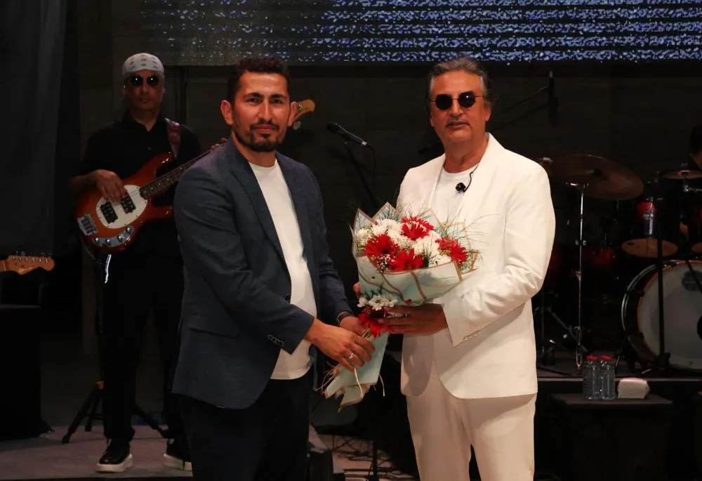 HBB’NİN ÇELİK KONSERİYLE 90’LAR RÜZGARI HATAY’DA ESTİ